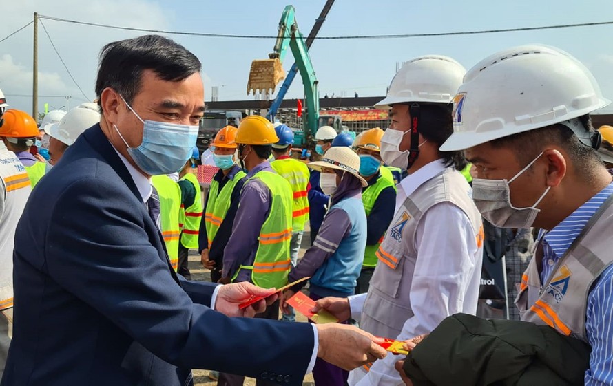 Ông Lê Trung Chinh, Chủ tịch UBND TP Đà Nẵng tặng lì xì cho công nhân tại công trường xây dựng khu CNTT tập trung Đà Nẵng. Ảnh: X.T