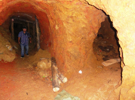 Bên trong một hầm khai thác vàng ở Khe Đương. 