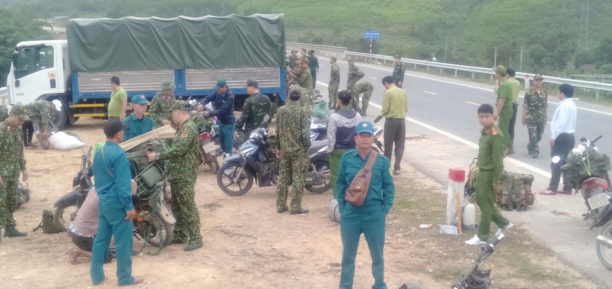 Lực lượng chức năng tập kết, chuẩn bị hành quân vào khu vực có các hầm khai thác vàng trái phép ở Hoà Vang. Ảnh: CTV