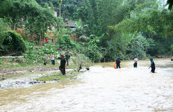 Các lực lượng tổ chức tìm kiếm nạn nhân mất tích do mưa lũ tại Thái Nguyên