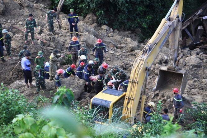 Các lực lượng chức năng vẫn tích cực tìm kiếm người mất tích trong vụ sạt lở Tân Lạc, Hoà Bình