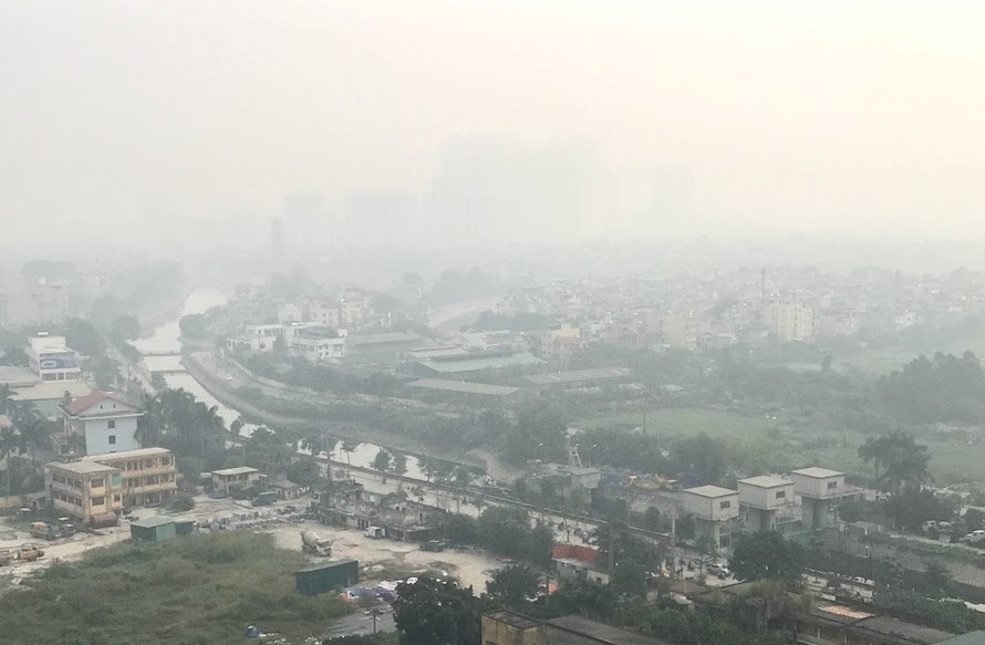 Do kết hợp với khói bụi, nên hiện tượng sương mù ở khu vực nội thành Hà Nội sẽ quẩn, tan lâu hơn. Ảnh: Phạm Anh