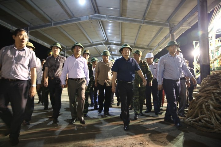 Phó thủ tướng Trịnh Đình Dũng kiểm tra công tác ứng phó với bão tại Khánh Hòa