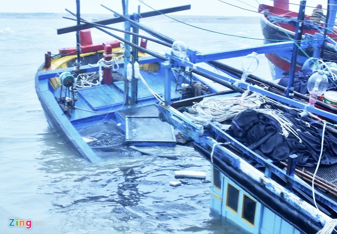 Hàng chục tàu vận tải, tàu cá bị bão 12 đánh chìm tại các tỉnh Nam Trung bộ (Ảnh: Zing.vn)