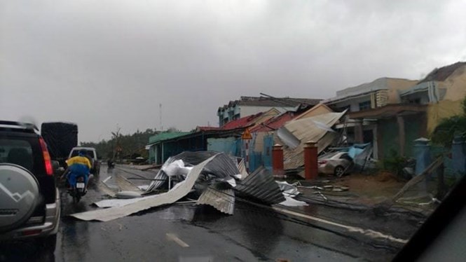 Bão số 12 đang gây thiệt hại lớn tại các tỉnh Khánh Hòa, Phú Yên, Bình Định