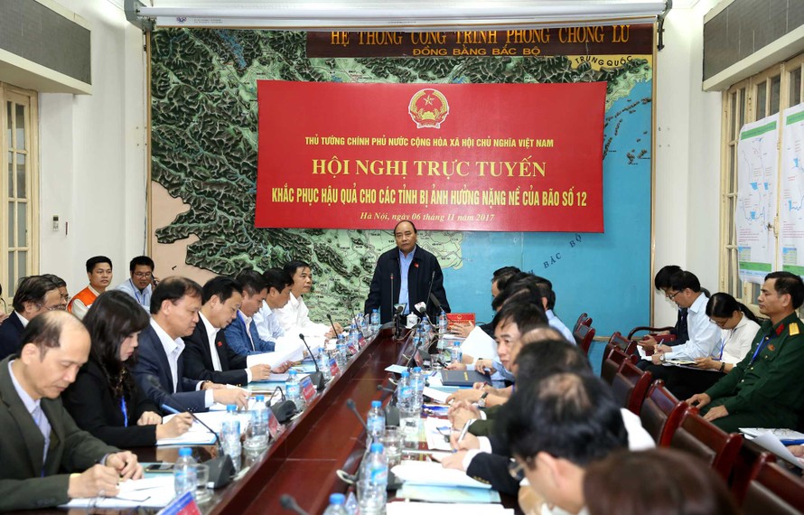 Thủ tướng Nguyễn Xuân Phúc yêu cầu hỗ trợ khẩn cấp cho người dân vùng lũ