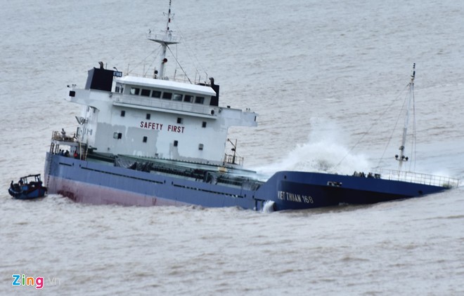 Nhiều tàu vận tải lớn bị bão số 12 đánh chìm tại Bình Đinh (Ảnh: Zing.vn)