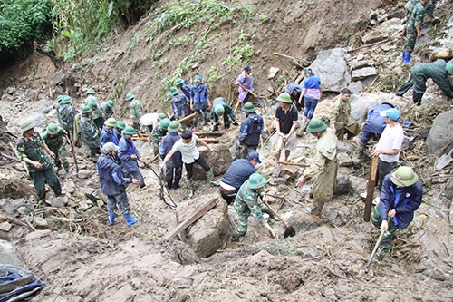Các lực lượng chức năng đang tìm kiếm người mất tích ở xã Vàng Ma Chải, huyện Phong Thổ, Lai Châu