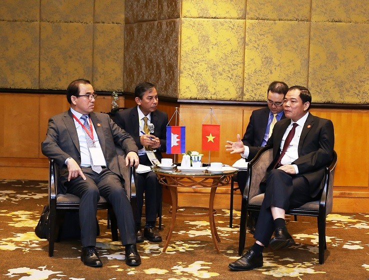 Bộ trưởng Bộ NN&PTNT Nguyễn Xuân Cường và Bộ trưởng Nông Lâm ngư nghiệp Vương Quốc Campuchia- ông Veng Sakhon có cuộc họp song phương nhằm thúc đẩy hợp tác nông, lâm, ngư nghiệp giữa hai nước.