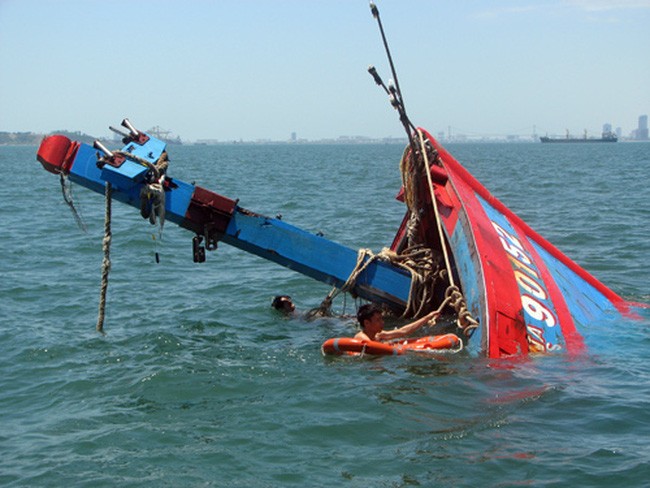 Tàu cá của ngư dân Việt Nam nhiều lần bị "tàu lạ" đâm khi đánh bắt trên ngư trường truyền thống