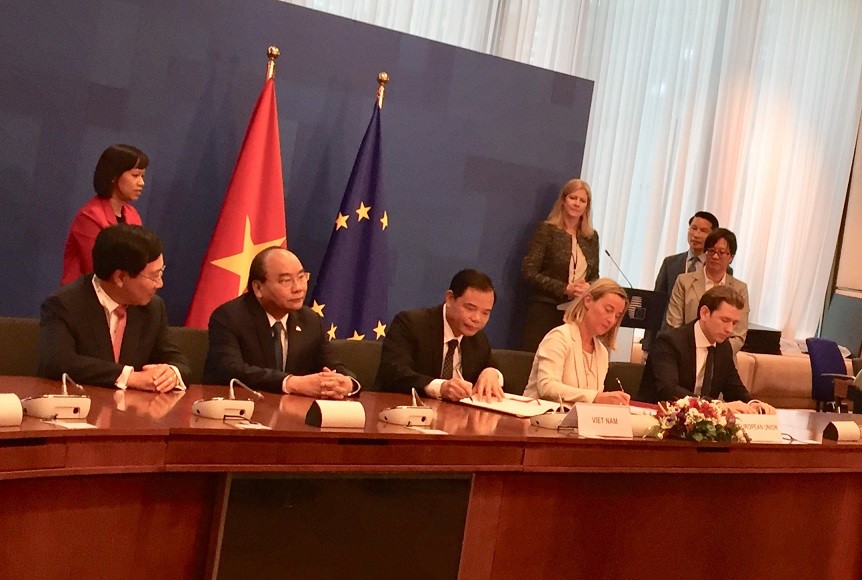 Thủ tướng Nguyễn Xuân Phúc cùng chứng kiến tại lễ ký Hiệp định VPA/FLEGT giữa Việt Nam và EU. 