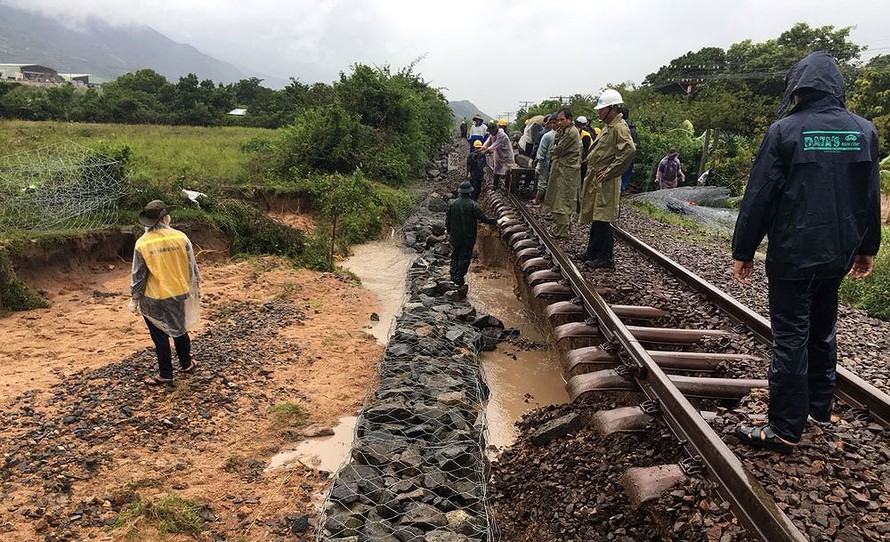Bão số 9 gây sự cố đường sắt tại Ninh Thuận