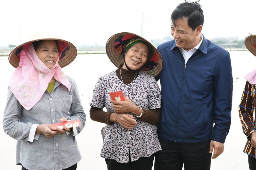 Bộ trưởng NN&PTNT Nguyễn Xuân Cường lì xì Tết Nông dân ở Hà Nam và chúc bà con mùa vàng bội thu