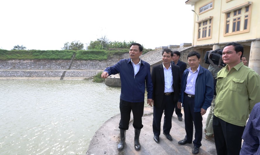 Bộ trưởng NN&PTNT Nguyễn Xuân Cường kiểm tra thực địa vận hành cống Tắc Giang trên địa bàn huyện Lý Nhân, Hà Nam.