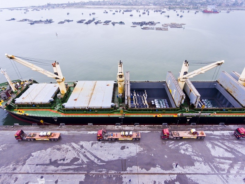 Tập đoàn Hoa Sen đã xuất khẩu lô hàng đầu tiên đi Mỹ 17.000 tấn tôn, trị giá hơn 14 triệu USD vào tháng 1/2019, sản phẩm từ các nhà máy của Tập đoàn đầu tư tại Nghệ An.