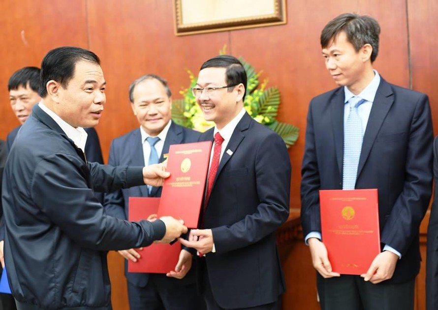 Bộ trưởng NN&PTNT Nguyễn Xuân Cường trao quyết định cho ông Nguyễn Ngọc Thạch