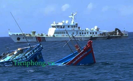 Hình ảnh tàu Trung Quốc mang số hiệu 44101 cách tàu cá của ngư dân Quảng Ngãi gặp nạn khoảng 1 hải lý.