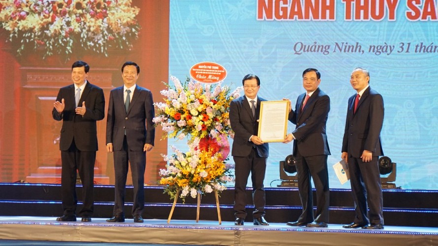 Phó Thủ tướng Trịnh Đình Dũng trao bức thư chúc mừng của Tổng Bí thư, Chủ tịch nước Nguyễn Phú Trọng cho lãnh đạo Bộ NN&PTNT, Tổng cục Thủy sản nhân dịp 60 năm ngày truyền thống ngành Thủy sản.