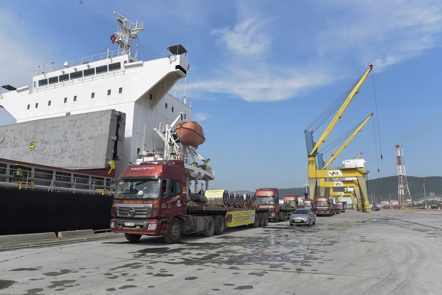  Tập đoàn Hoa Sen đã xuất khẩu lô hàng 15.000 tấn tôn, trị giá 12 triệu USD đi Mexico tại Cảng Tổng hợp Quốc tế Nghi Sơn (Thanh Hóa)