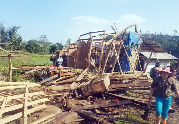 Dông lốc làm hàng trăm nhà dân ở Lao Cai sụp đổ, tốc mái (Ảnh: Báo Lào Cai)