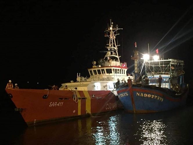 Cá tàu tham gia tìm kiếm 9 thuyền viên mất tích phải di dời để trú tránh áp thấp nhiệt đới