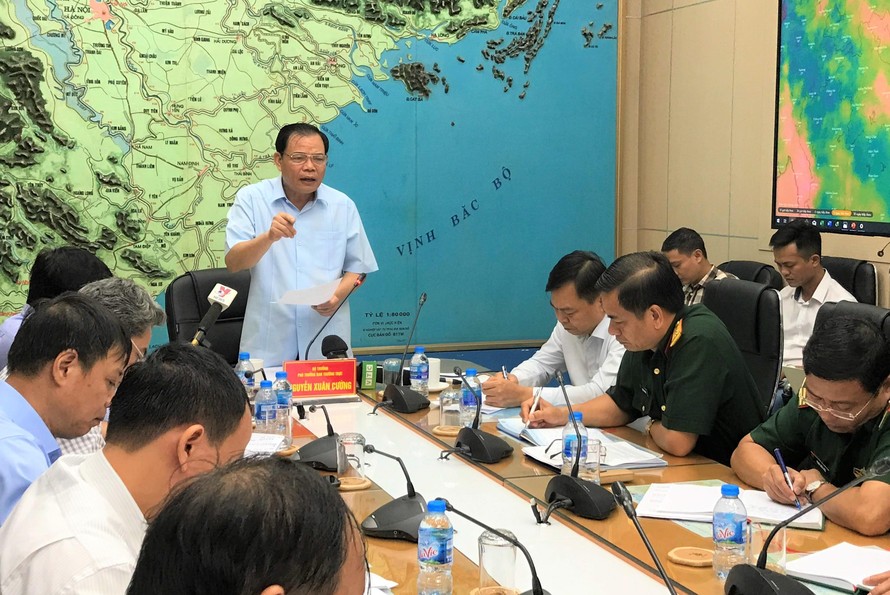 Bộ trưởng NN&PTNT Nguyễn Xuân Cường yêu cầu có phương án đảm bảo an toàn cho các du khách trên các đảo và người dân ở các vùng nguy hiểm.