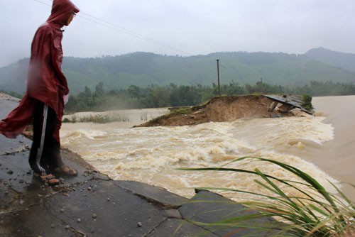 Hồ Đồng Đáng, xã Trường Lâm, huyện Tĩnh Gia (Thanh Hóa) bị vỡ khiến nhiều hộ dân bị ngập chìm trong nước năm 2013. 