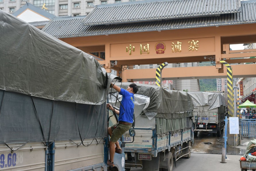 Phía Trung Quốc đang áp dụng việc kiểm soát gắt gao với nông sản của Việt Nam, khiến nhiều xe hàng chậm thông quan.
