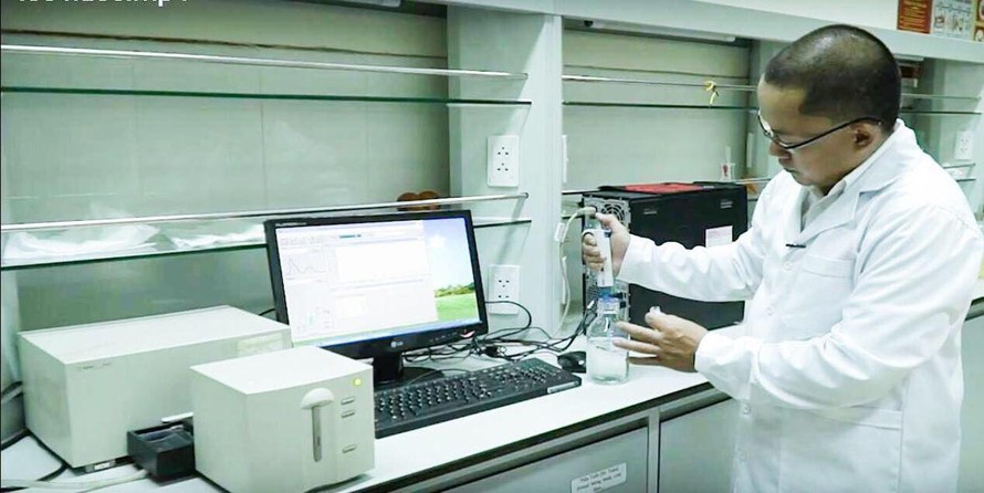 Tiến sĩ Đoàn Văn Tuấn, Khoa Môi trường, Đại học Yonsei, Hàn Quốc tiến hành thí nghiệm với máy lọc nước Kangaroo