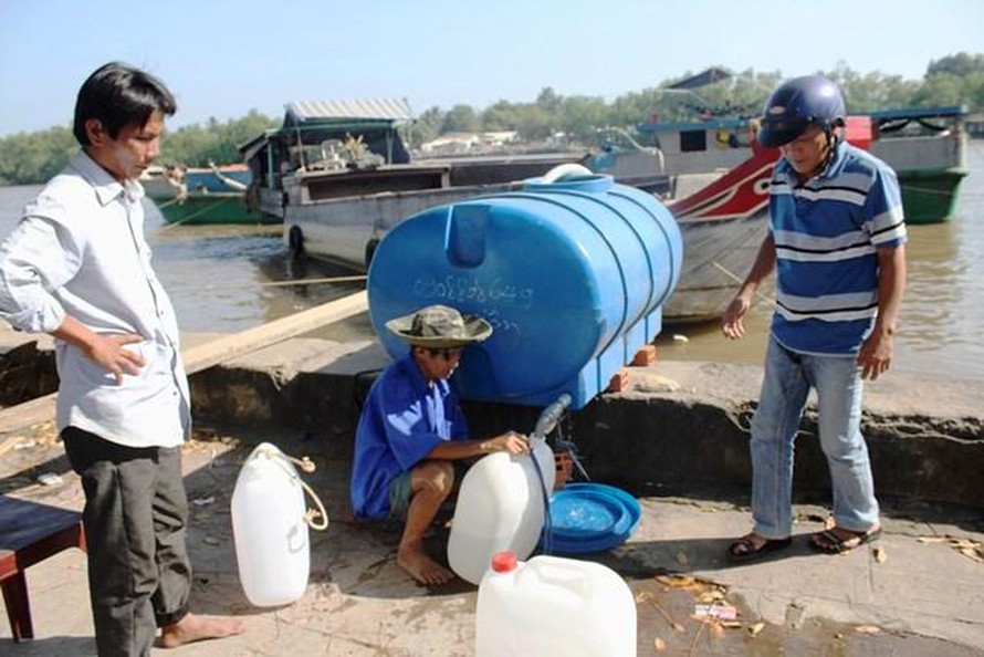 Người dân ở ĐBSCL chia nhau từng ít nước trong mùa hạn mặn