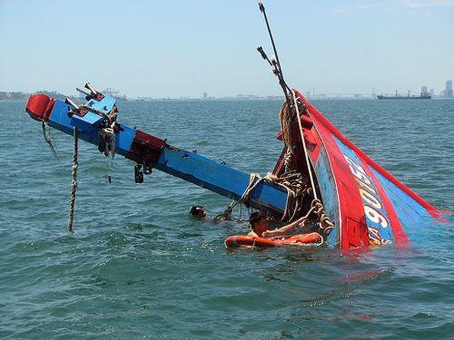 Tàu cá của ngư dân Quảng Ngãi nhiều lần bị tàu Trung Quốc đâm chìm, truy đuổi khi đánh bắt trên vùng biển thuộc chủ quyền của Việt Nam.