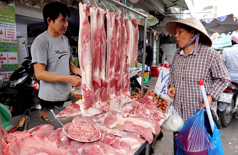 Giá thịt lợn bán chợ vẫn cao dù nhiều DN đã giảm giá lợn hơi còn 70.000 đông/kg