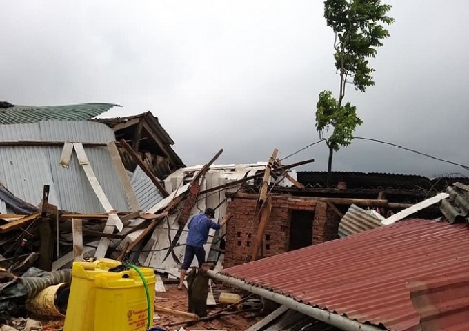 Hàng trăm ngôi nhà bị tốc mái, sập do mưa đá, dông lốc ở các tỉnh Tây Bắc