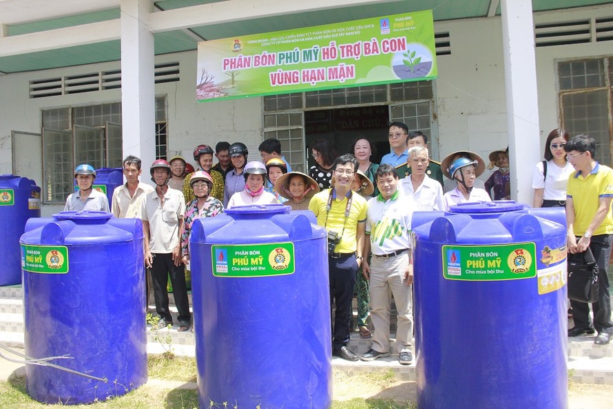 Công đoàn PVFCCo vừa phối hợp với các đơn vị liên quan, tặng 50 bồn nước cho bà con vùng bị hạn mặn ở huyện Thạnh Phú (Bến Tre)