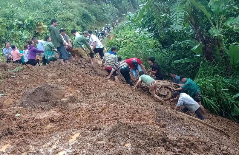 Người dân địa phương phát hiện kịp thời, cứu được nạn nhân Lò Thị Châu bị đất đá sạt lở vùi lấp ở xã Thèn Sin, huyện Tam Đường (Lai Châu) 