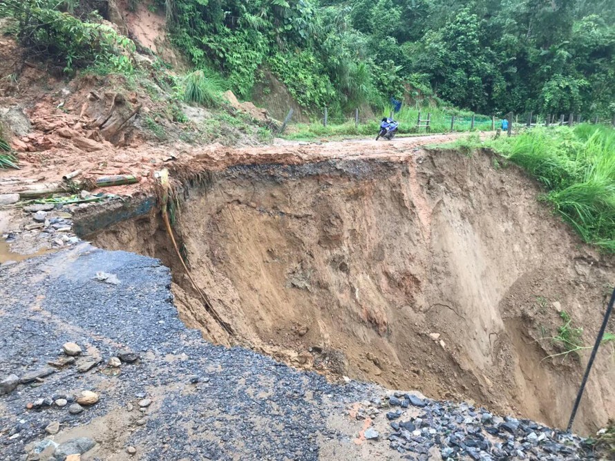 Đường đi vào Y Tý, ở huyện Bát Xát (Lào Cai) bị sạt lở nghiêm trọng 