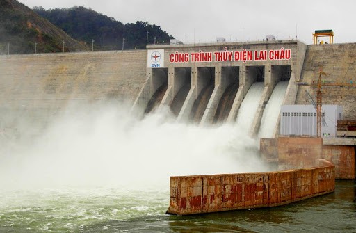 Do nước từ thượng nguồn về lớn, Thuỷ điện Lai Châu mở 5 cửa xả lũ