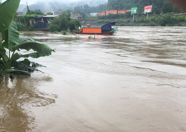 Nước sông Hồng đoạn qua khu vực Lào Cai đang dâng cao