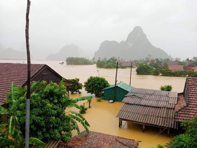 Lũ trên các sông ở Quảng Bình, Quảng Trị đang lên nhanh, nhiều nơi đều đã vượt mốc lũ lịch sử