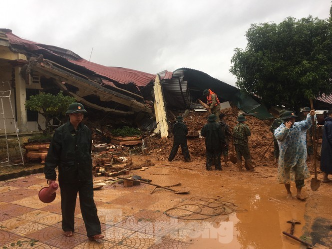 Lực lượng tìm kiếm cứu nạn tích cực tìm kiếm những nạn nhân mất tích tại Đoàn kinh tế 337 của Quân khu 4 ở Quảng Trị.