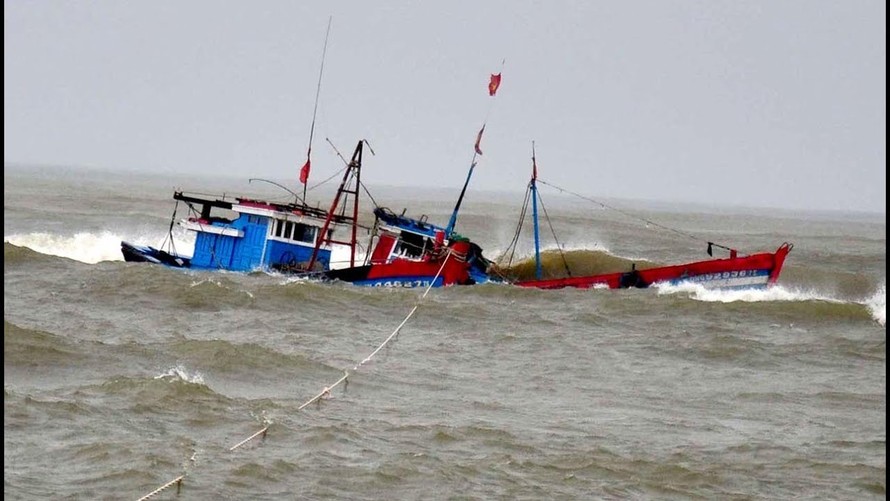 Một tàu cá của Bình Định đang kẹt trong tâm bão số 8 (ảnh minh hoạ)