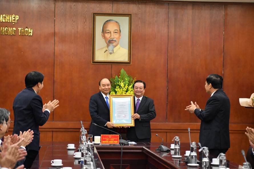 Thủ tướng Nguyễn Xuân Phúc trao quyết định điều động, bổ nhiệm ông Lê Minh Hoan, nguyên Bí thư tỉnh uỷ Đồng Tháp làm Thứ trưởng Bộ NN&PTNT