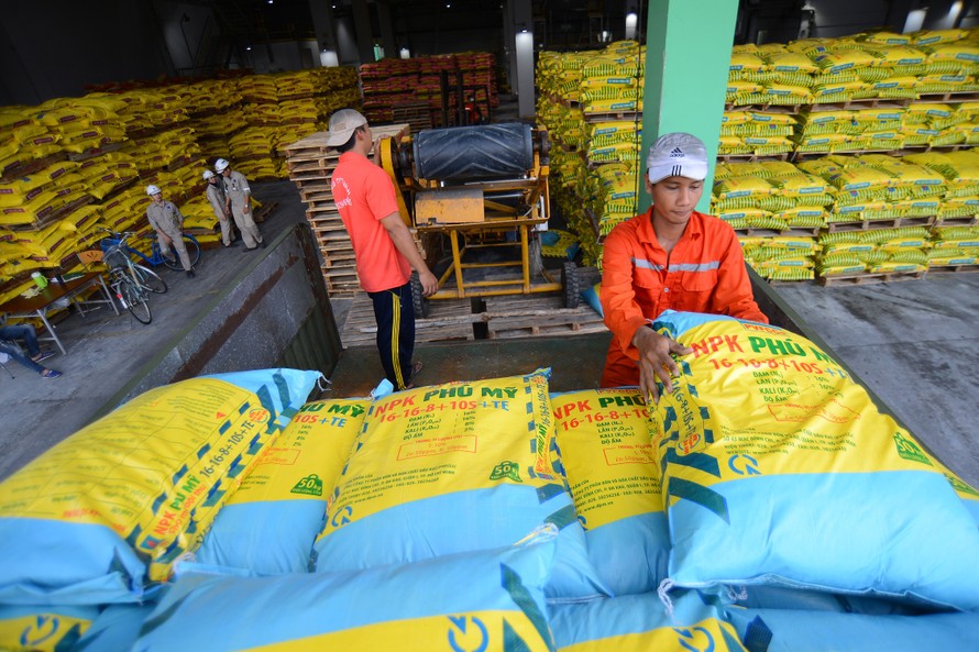 Theo các chuyên gia của Hiệp hội Phân bón Việt Nam, việc tăng 5% thuế giá trị gia tăng mặt hàng phân bón, sẽ giúp các phân bón sản xuất trong nước cạnh tranh tốt hơn với hàng nhập khẩu, giá phân bón sẽ giảm, có lợi cho sản xuất nông nghiệp.