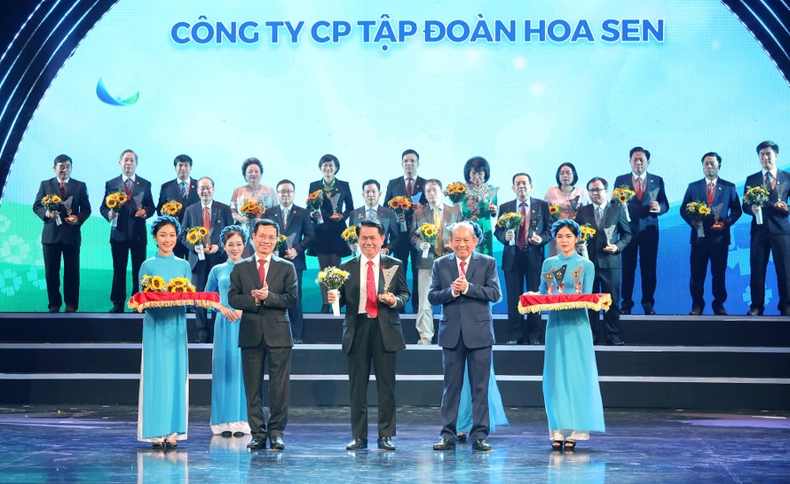 Ông Vũ Văn Thanh, Phó Tổng giám đốc Tập đoàn Hoa Sen, đại điện Tập đoàn nhận chứng nhận Thương hiệu Quốc gia 2020 