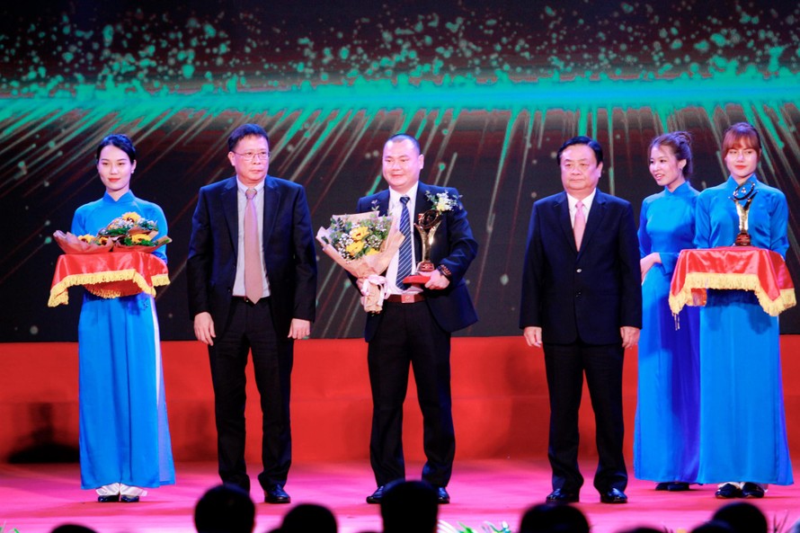 Ông Huỳnh Phan Hiếu – Phó Giám đốc Công ty TNHH MTV Hoa Sen Nghệ An (đứng giữa) đại diện công ty nhận Giải Vàng Chất lượng Quốc gia.
