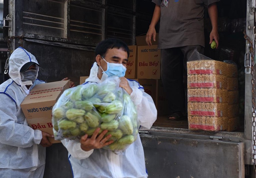 Nghệ sỹ Quyền Linh đồng hành hỗ trợ công tác trao tặng lương thực, rau quả, nhu yếu phẩm cho các bếp ăn thiện nguyện tại TPHCM. 