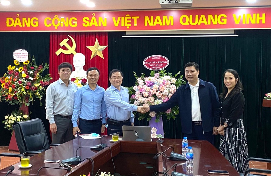 Tổng Biên tập Báo Tiền Phong Lê Xuân Sơn (thứ ba từ trái sang) chúc mừng Học viện Thanh thiếu niên Việt Nam nhân dịp 65 năm Ngày truyền thống.