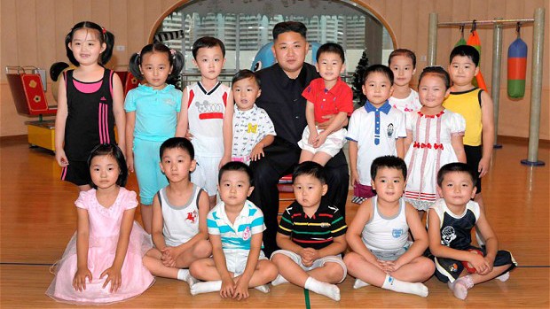 Lãnh đạo Kim Jong Un chụp ảnh cùng trẻ em ở một trường mẫu giáo 