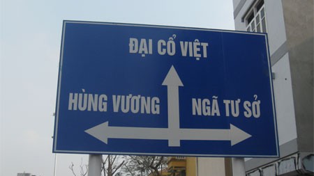 Tấm biển sai chính tả trên đường Kim Liên - Hoàng Cầu. Ảnh chụp ngày 8/1. Ảnh: PV