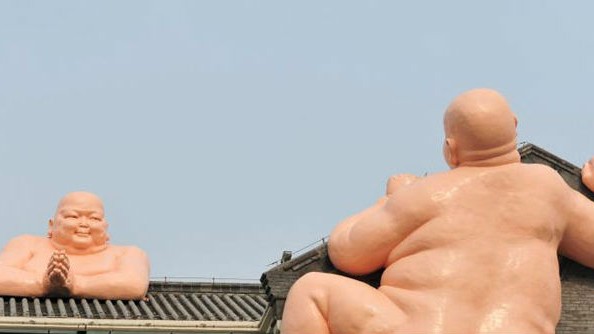 Trung Quốc phá tượng “khỏa thân” trèo tường 